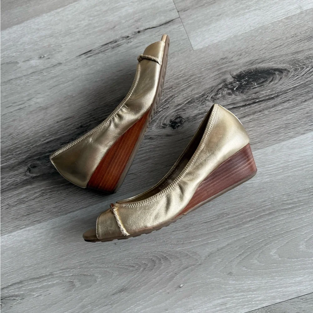 Cole Haan Gold Peep Toe Flats/Wedge Heels, Size 5.5 - Picture 7 of 17